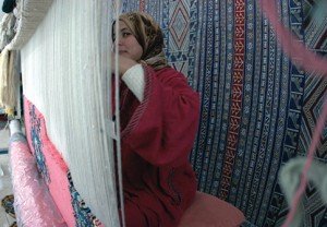 نساء مغربيات مبدعات: امرأة مغربية تصنع زربية مغربية.