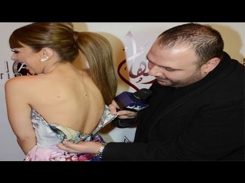 مراسل يستجيب لطلب ميريام فارس بفتح فستانها للتأكد من ماركته