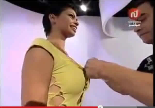 مغربي يصمم فستان فوق جسد المذيعة مباشر على الهواء