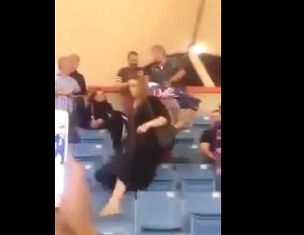 شاهد ماذا فعل الجمهور السعودي في الملعب بعد كشف سيدة عن ساقها