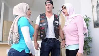 مايا خليفة بالحجاب