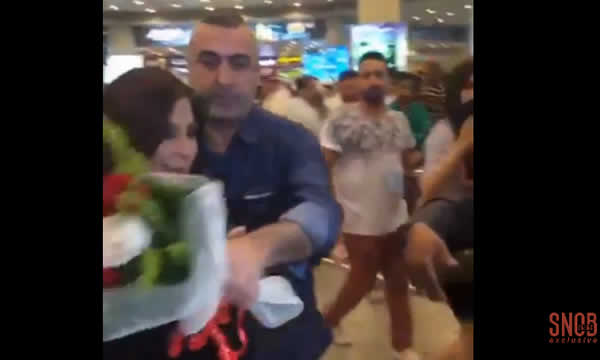اليسا تنهر احدى معجباتها