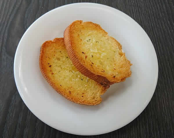 خبز الثوم بالجبنة الموزريلا