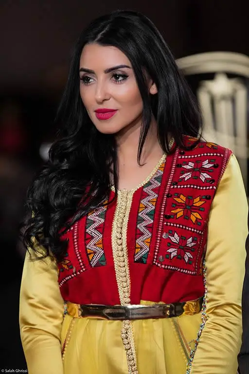 فاتي جمالي هي عارضة أزياء ومقدمة برامج وممثلة مغربية